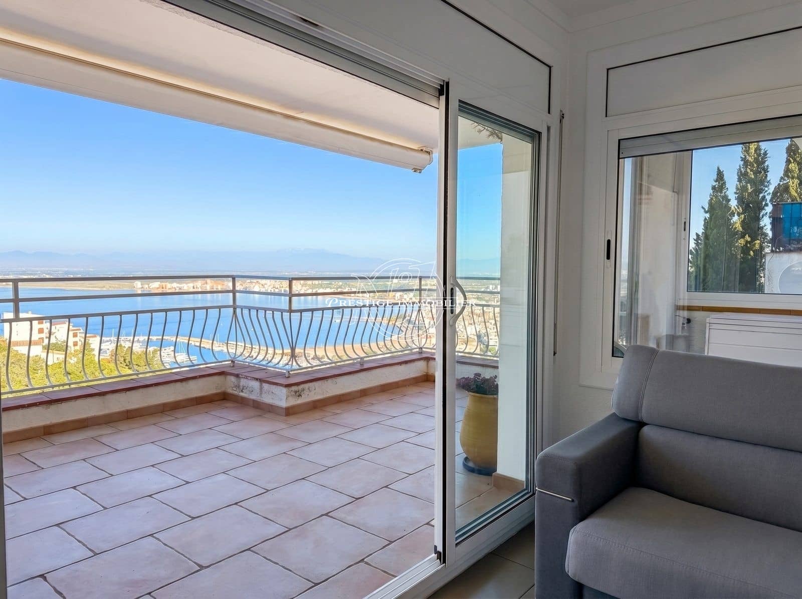 2 bedroom Apartment for sale in Roses - € 319,000 (Ref: 9916365)