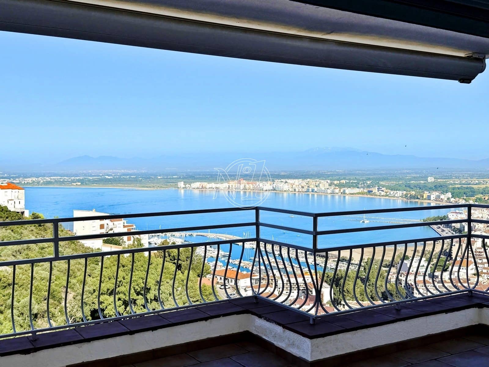 2 bedroom Apartment for sale in Roses - € 319,000 (Ref: 9916365)