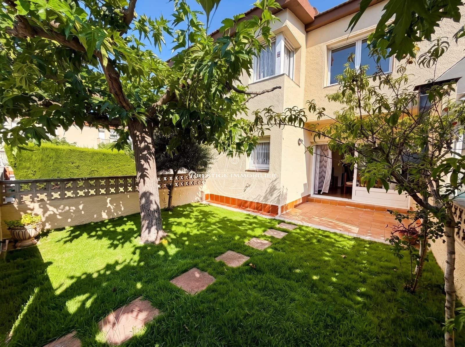 3 bedroom Townhouse for sale in Roses with pool - € 295,000 (Ref: 9966005)
