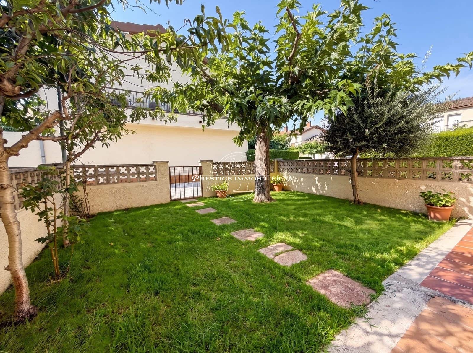 3 bedroom Townhouse for sale in Roses with pool - € 295,000 (Ref: 9966005)