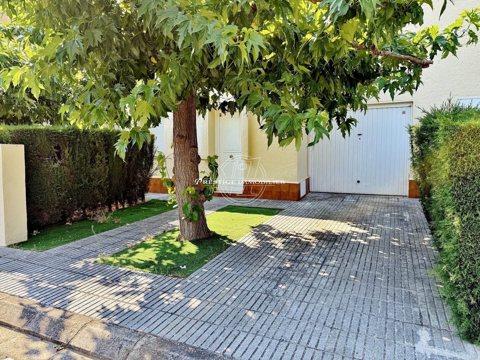 3 bedroom Townhouse for sale in Roses with pool - € 295,000 (Ref: 9966005)