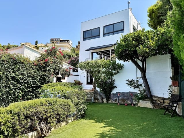 Chalet de 4 habitaciones en Roses en venta con piscina - 895.000 € (Ref: 9983727)