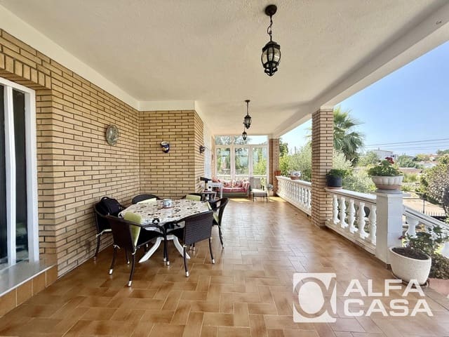 5 bedroom Villa for sale in Lloret de Mar with pool garage - € 440,000 (Ref: 9385804)