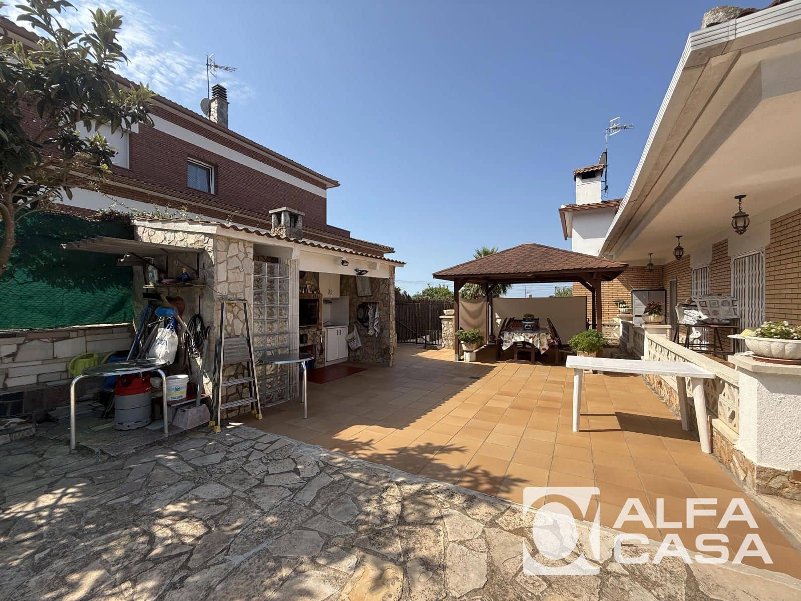 5 bedroom Villa for sale in Lloret de Mar with pool garage - € 440,000 (Ref: 9385804)