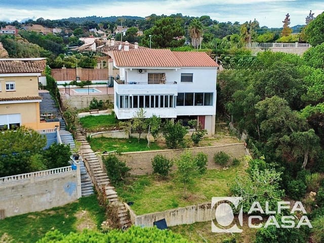 3 soverom Villa til salgs i Lloret de Mar med svømmebasseng garasje - € 297 000 (Ref: 9385810)