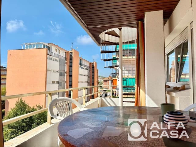 2 makuuhuone Asunto myytävänä paikassa Lloret de Mar mukana uima-altaan - 245 000 € (Ref: 9385811)