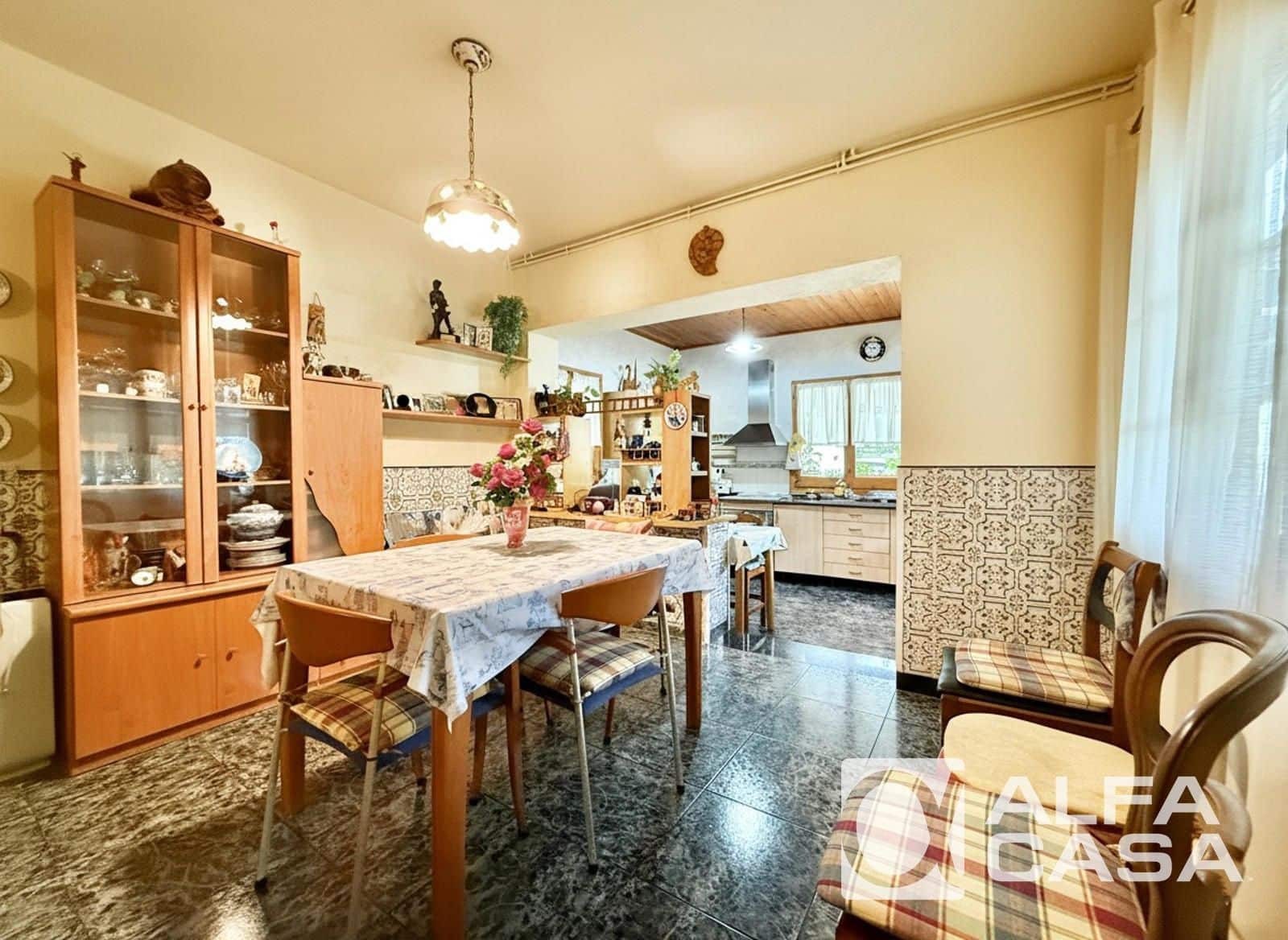 Villa for sale in Lloret de Mar with pool garage - € 385,000 (Ref: 9385813)