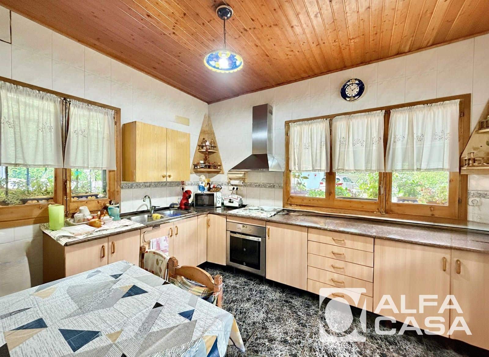 Villa for sale in Lloret de Mar with pool garage - € 385,000 (Ref: 9385813)