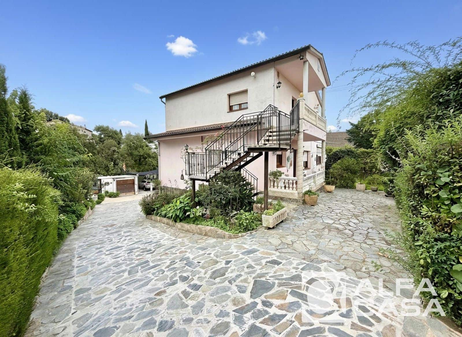 Villa for sale in Lloret de Mar with pool garage - € 385,000 (Ref: 9385813)