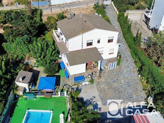 Chalet en Lloret de Mar en venta con piscina garaje - 385.000 € (Ref: 9385813)