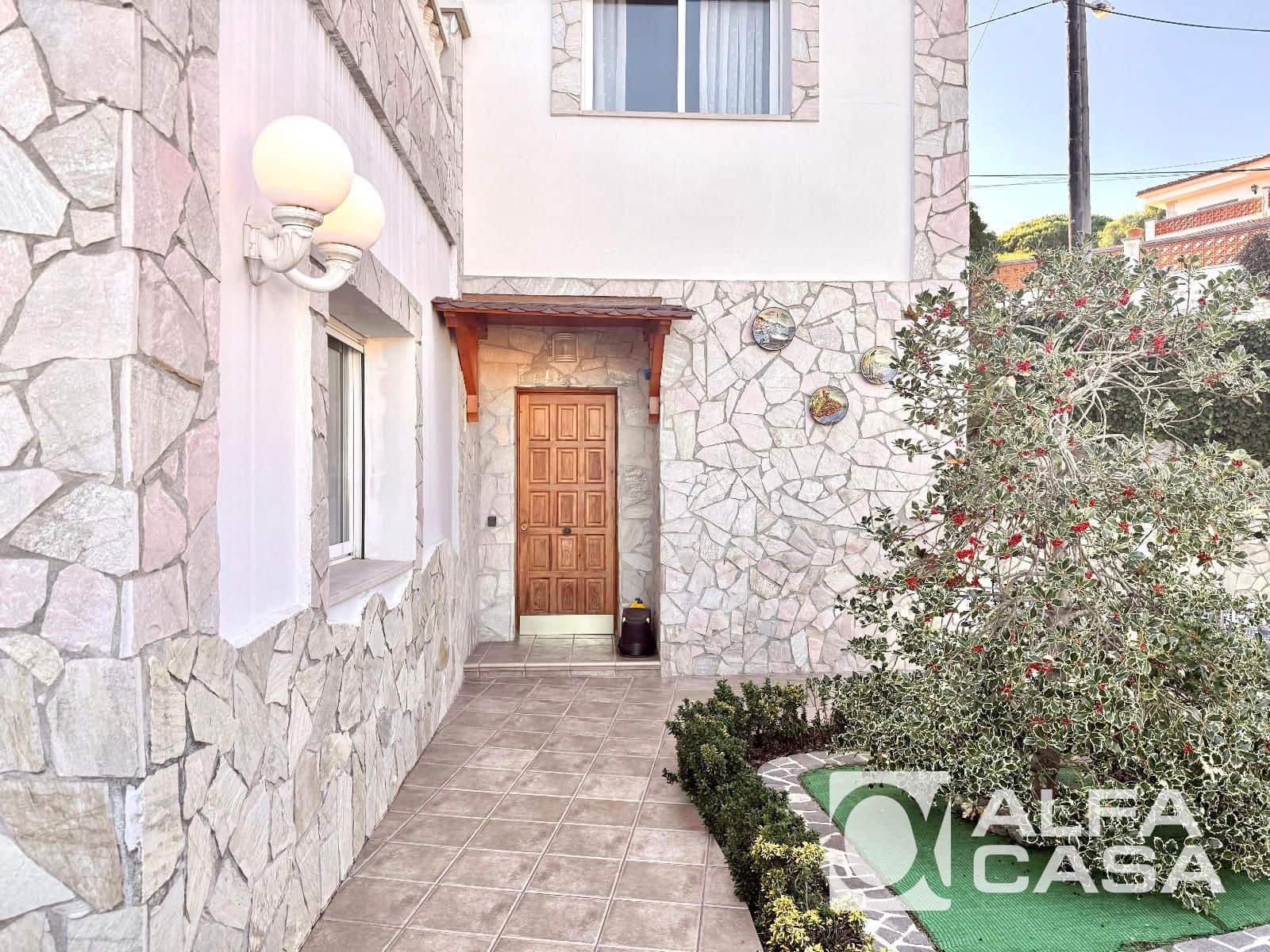 4 bedroom Villa for sale in Lloret de Mar with pool garage - € 789,000 (Ref: 9385818)