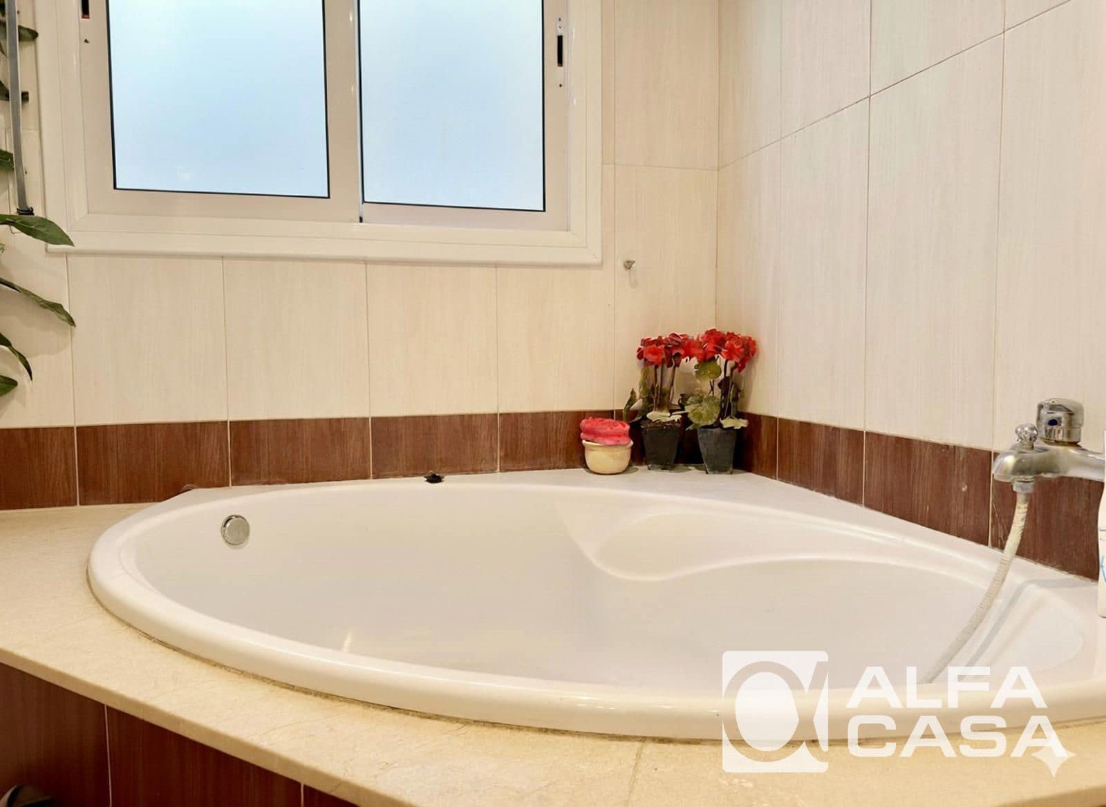 4 bedroom Villa for sale in Lloret de Mar - € 245,000 (Ref: 9385824)