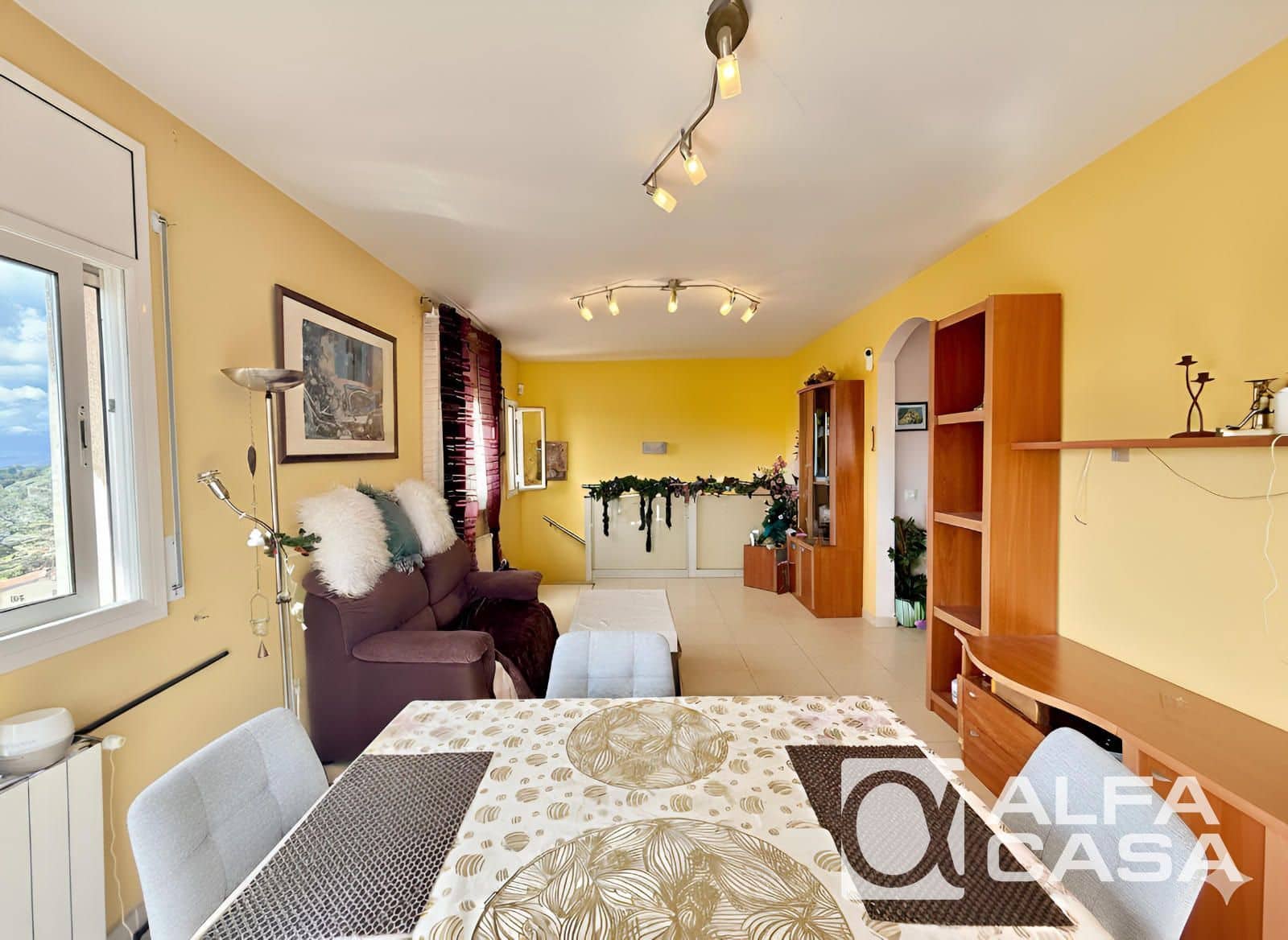 4 bedroom Villa for sale in Lloret de Mar - € 245,000 (Ref: 9385824)