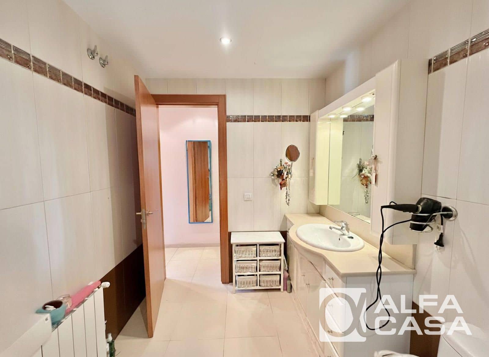 4 bedroom Villa for sale in Lloret de Mar - € 245,000 (Ref: 9385824)