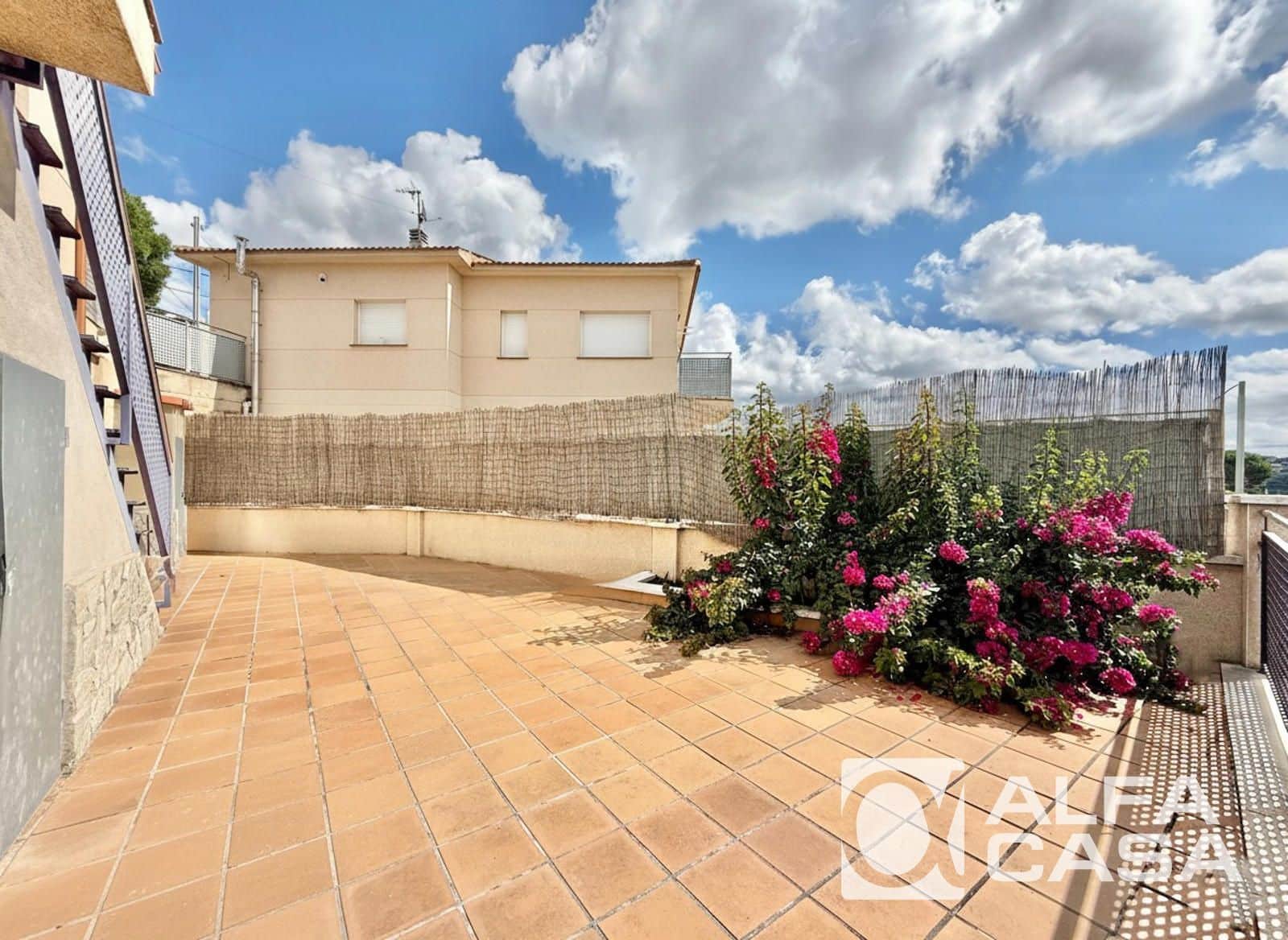 4 bedroom Villa for sale in Lloret de Mar - € 245,000 (Ref: 9385824)