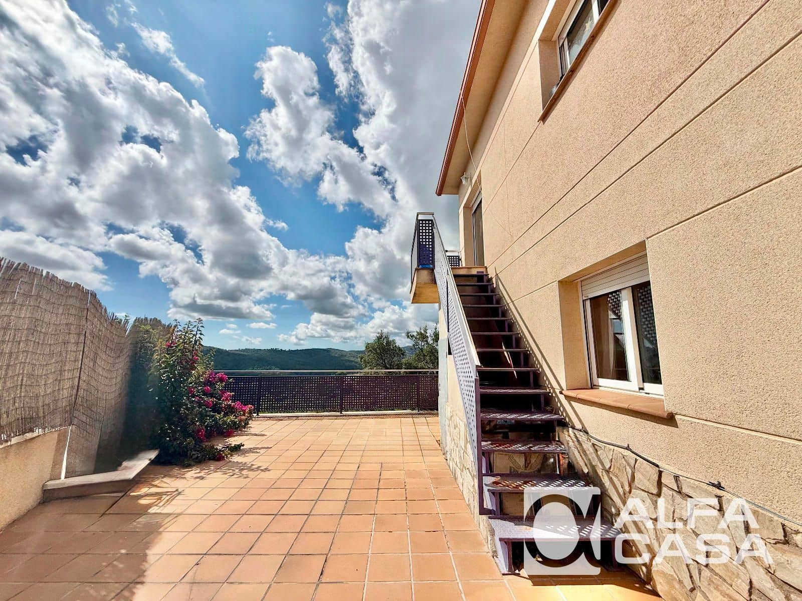 4 bedroom Villa for sale in Lloret de Mar - € 245,000 (Ref: 9385824)