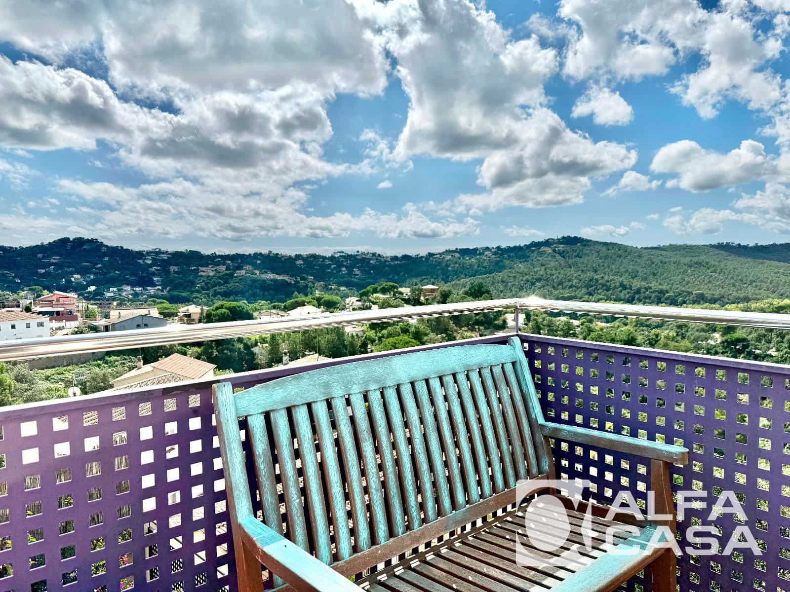 4 bedroom Villa for sale in Lloret de Mar - € 245,000 (Ref: 9385824)