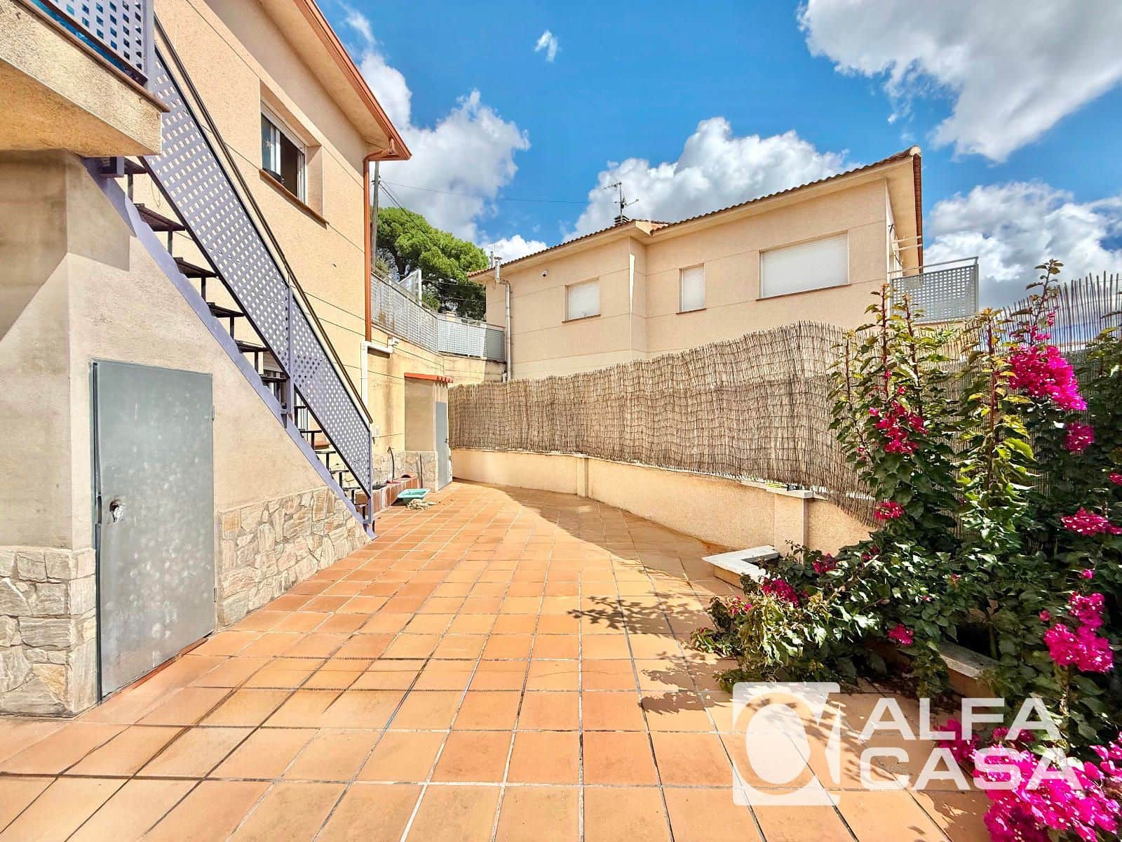 4 bedroom Villa for sale in Lloret de Mar - € 245,000 (Ref: 9385824)
