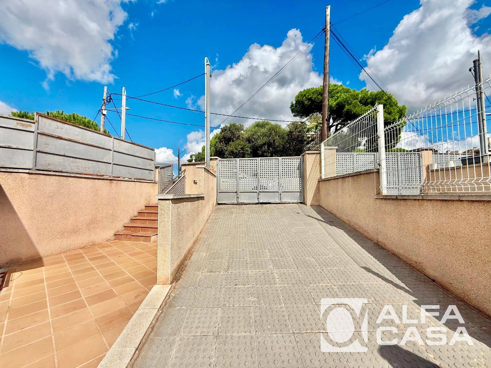 4 bedroom Villa for sale in Lloret de Mar - € 245,000 (Ref: 9385824)