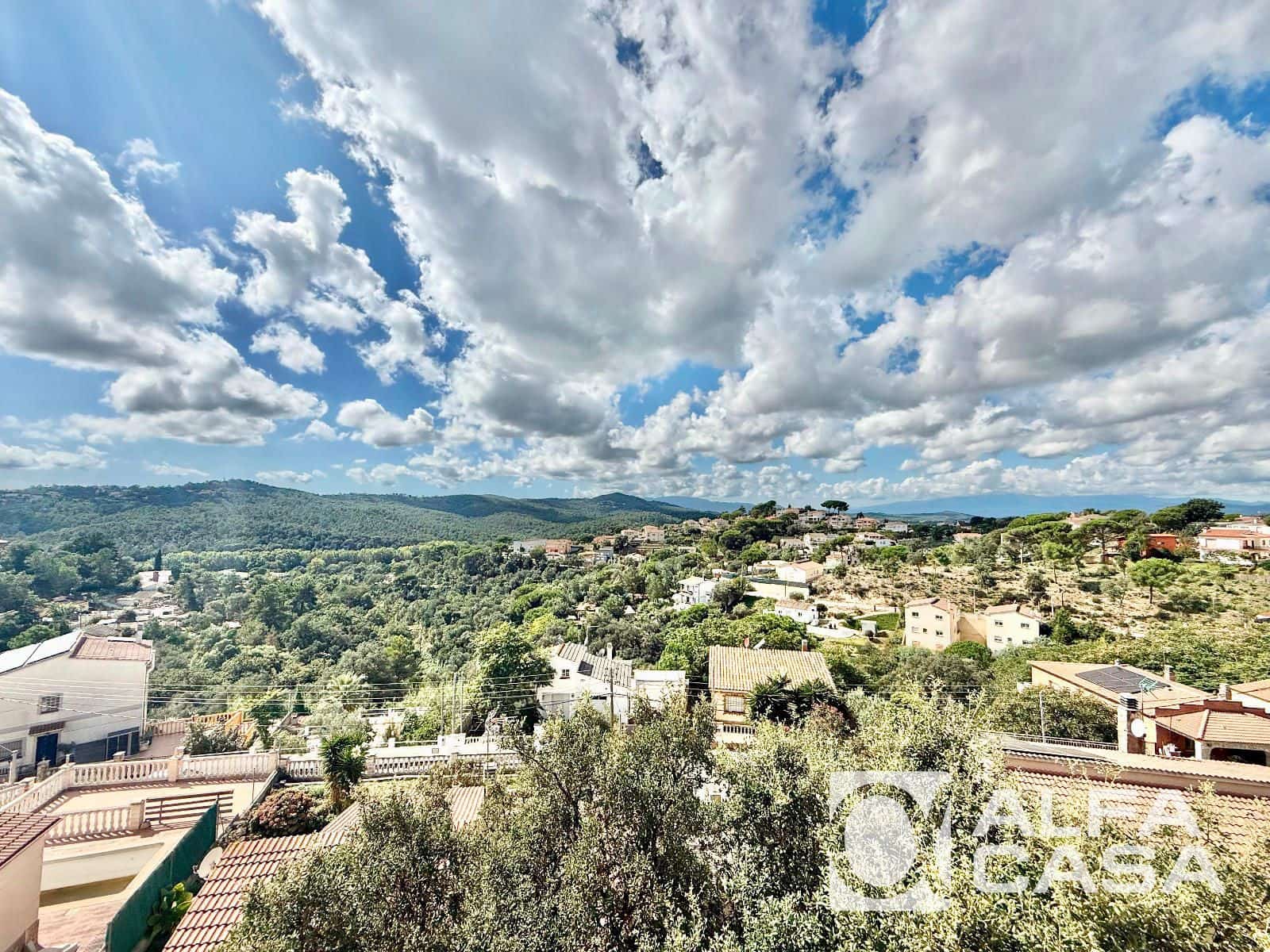 4 bedroom Villa for sale in Lloret de Mar - € 245,000 (Ref: 9385824)