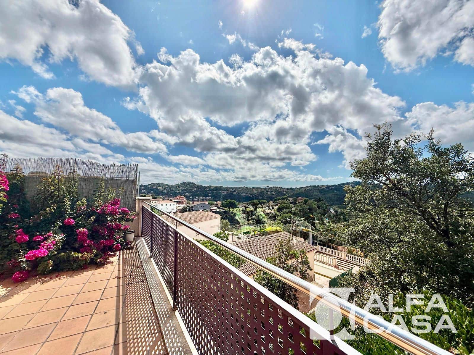 4 bedroom Villa for sale in Lloret de Mar - € 245,000 (Ref: 9385824)