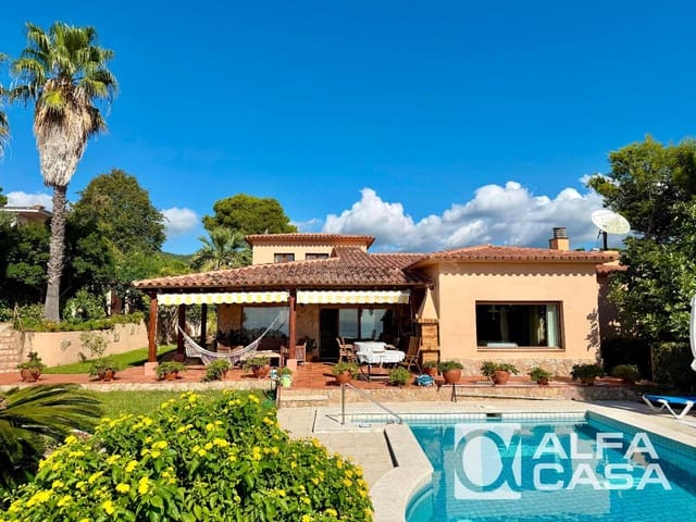 4 bedroom Villa for sale in Lloret de Mar with pool garage - € 1,890,000 (Ref: 9385826)