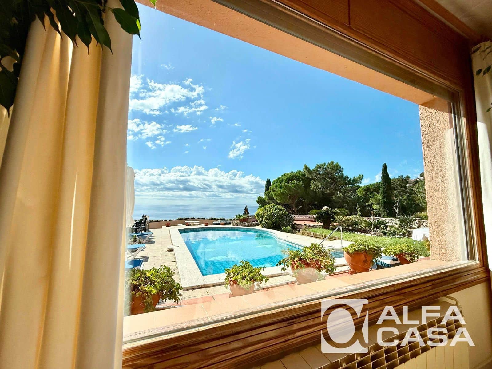 4 bedroom Villa for sale in Lloret de Mar with pool garage - € 1,890,000 (Ref: 9385826)