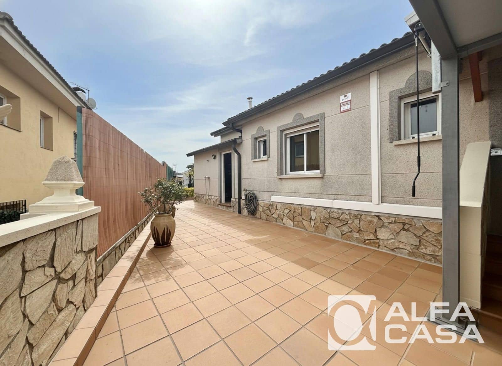 3 bedroom Villa for sale in Lloret de Mar with garage - € 260,000 (Ref: 9385828)