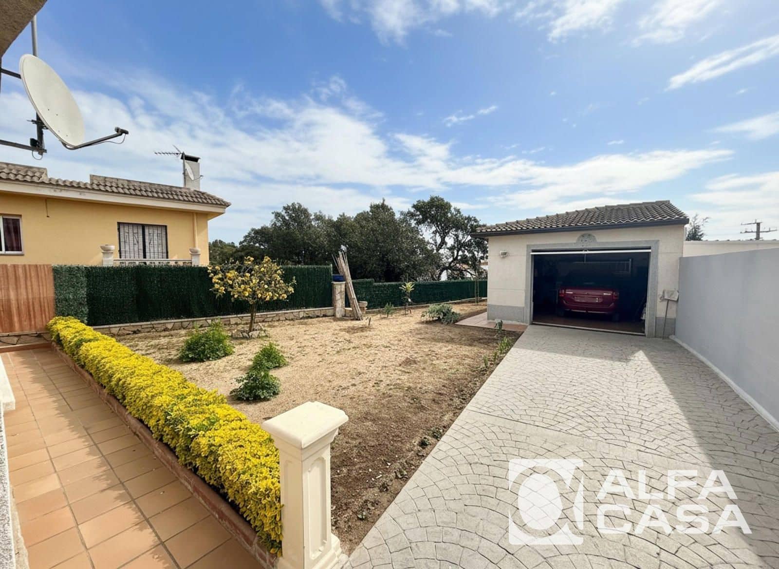 3 bedroom Villa for sale in Lloret de Mar with garage - € 260,000 (Ref: 9385828)