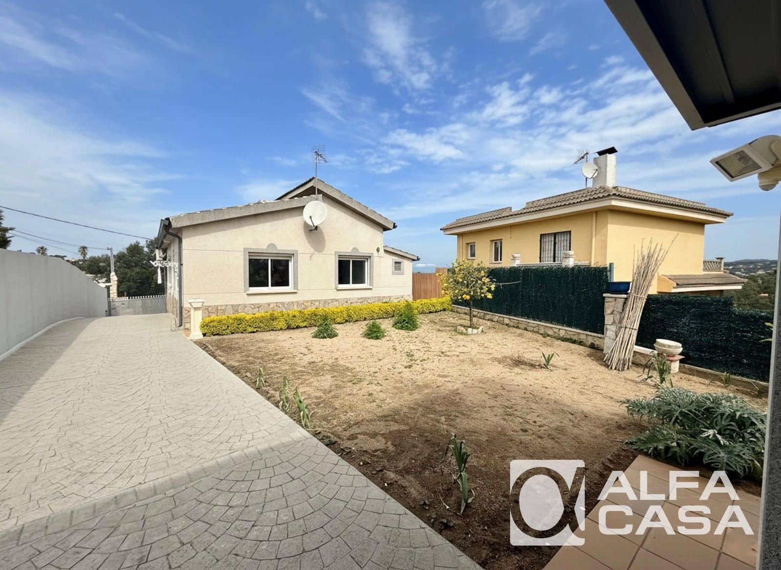 3 bedroom Villa for sale in Lloret de Mar with garage - € 260,000 (Ref: 9385828)