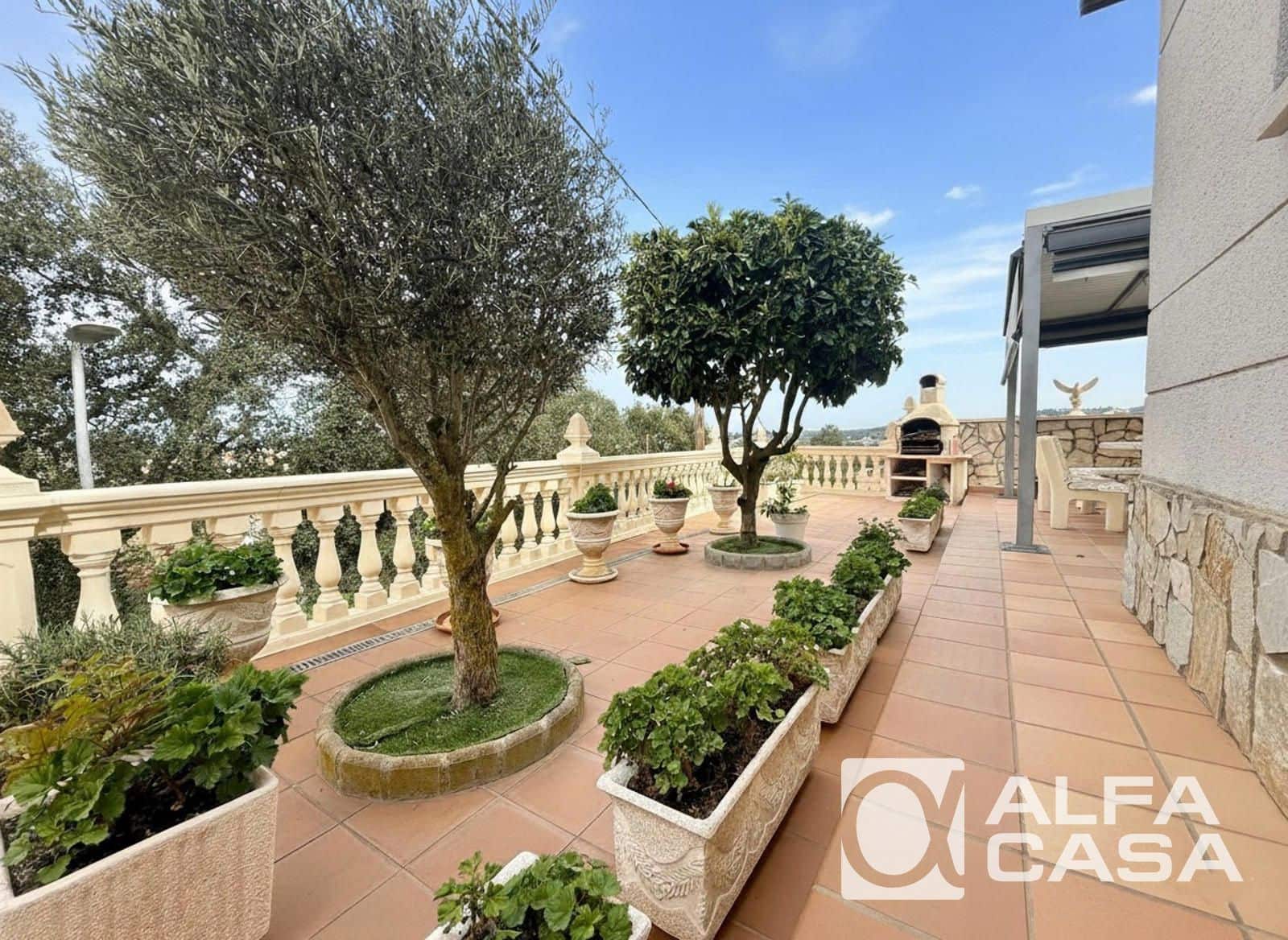 3 bedroom Villa for sale in Lloret de Mar with garage - € 260,000 (Ref: 9385828)
