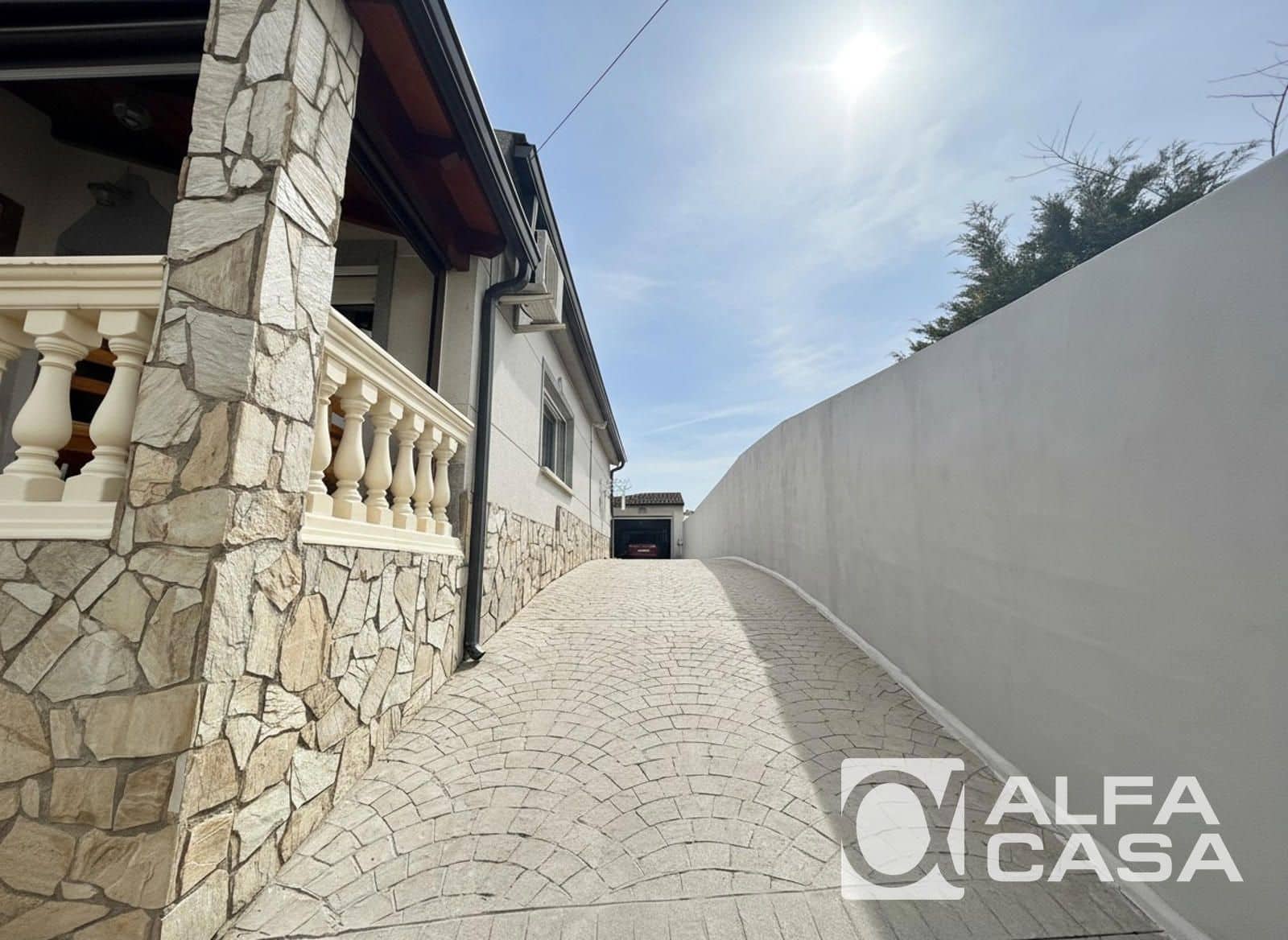 3 bedroom Villa for sale in Lloret de Mar with garage - € 260,000 (Ref: 9385828)