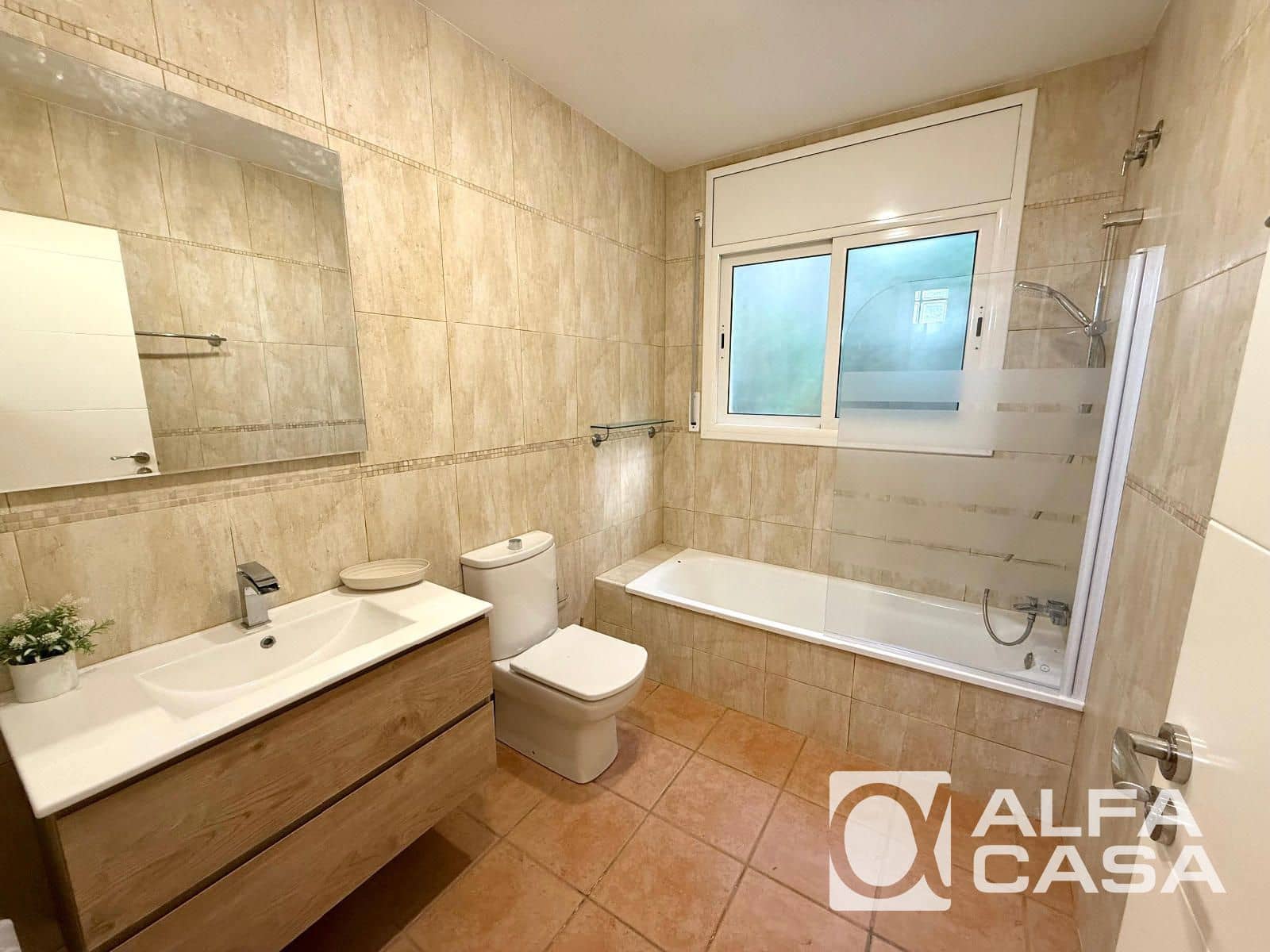 4 bedroom Villa for sale in Lloret de Mar with garage - € 299,000 (Ref: 9385832)