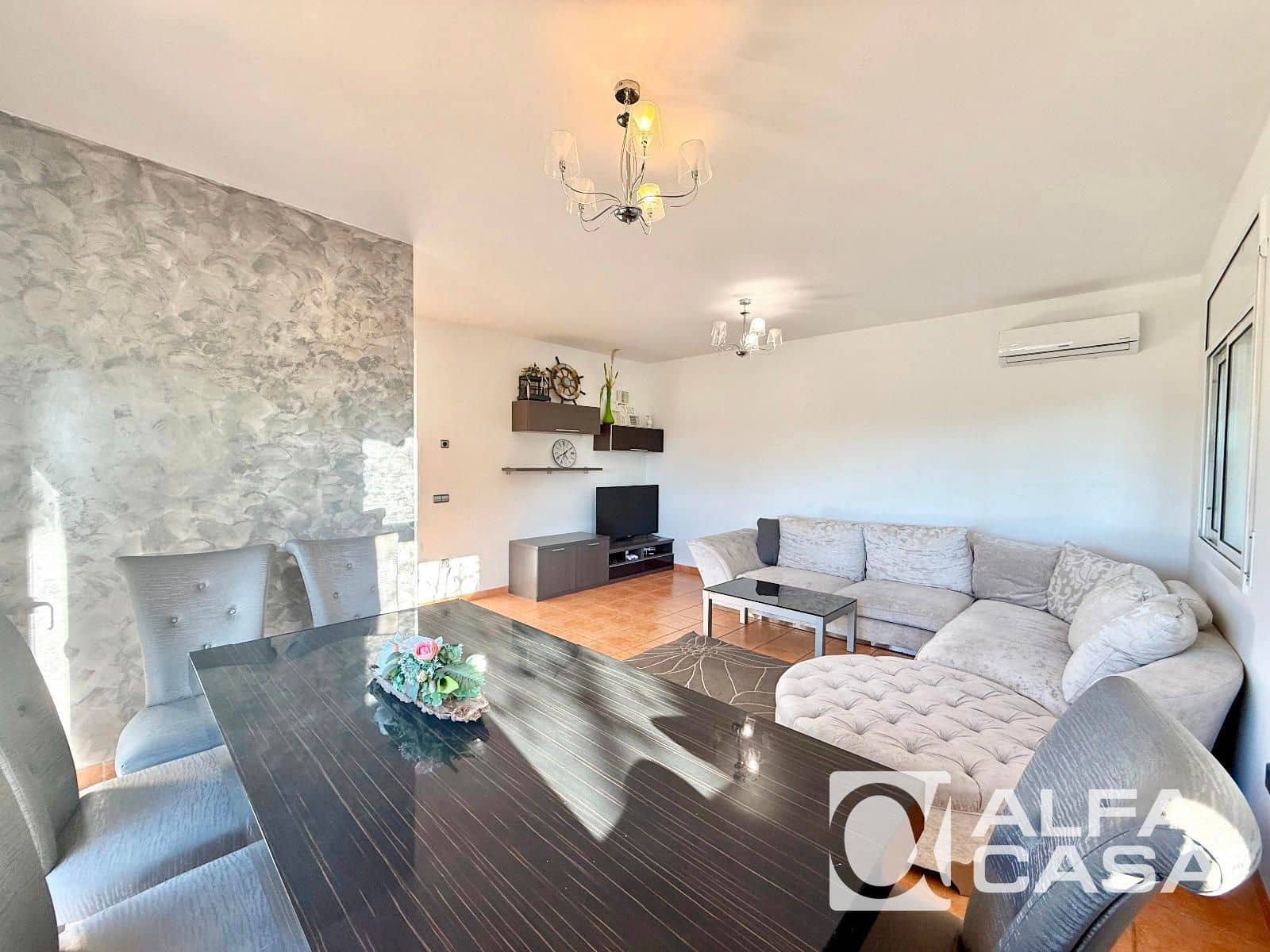 4 bedroom Villa for sale in Lloret de Mar with garage - € 299,000 (Ref: 9385832)