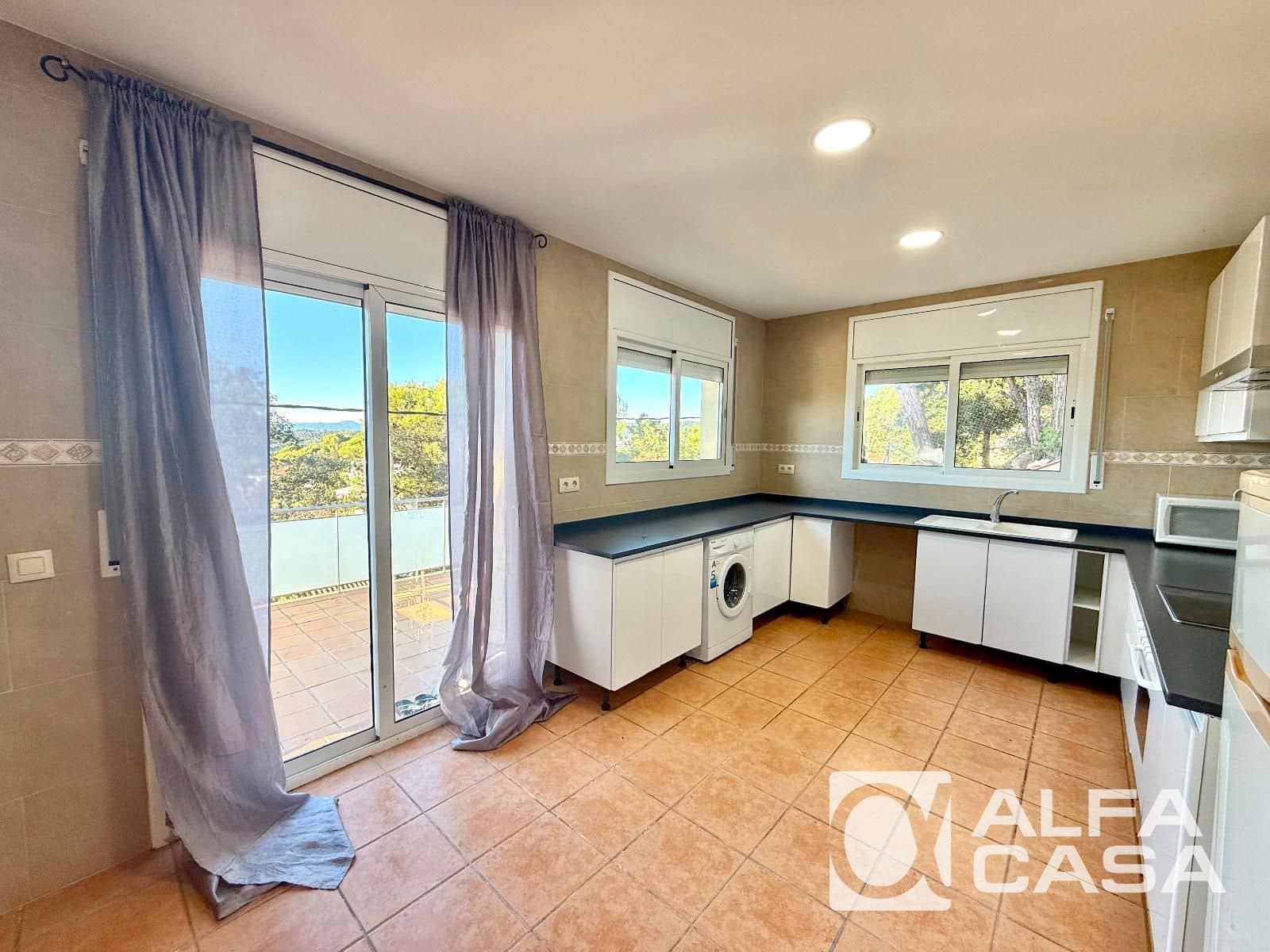 4 bedroom Villa for sale in Lloret de Mar with garage - € 299,000 (Ref: 9385832)