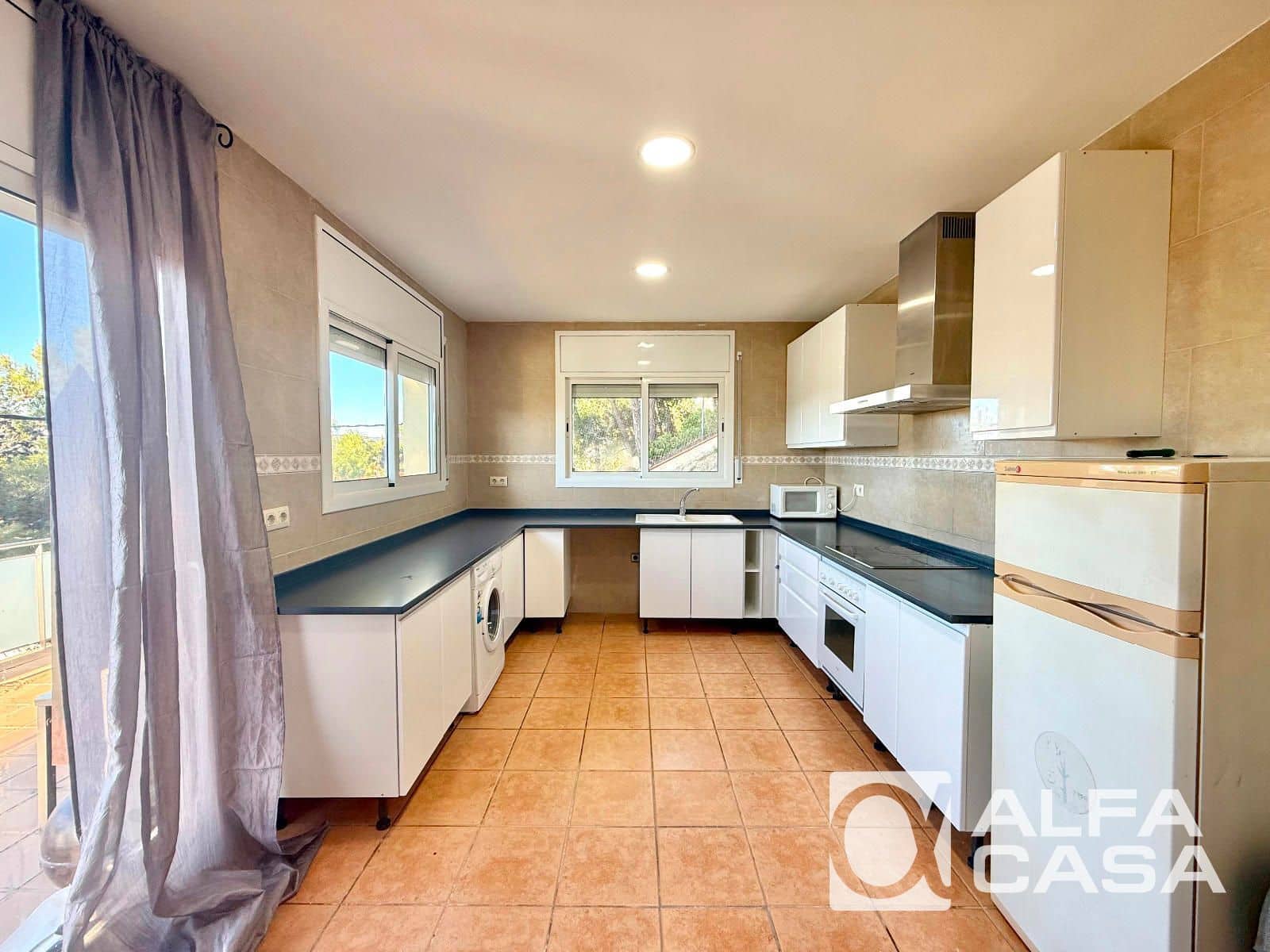 4 bedroom Villa for sale in Lloret de Mar with garage - € 299,000 (Ref: 9385832)