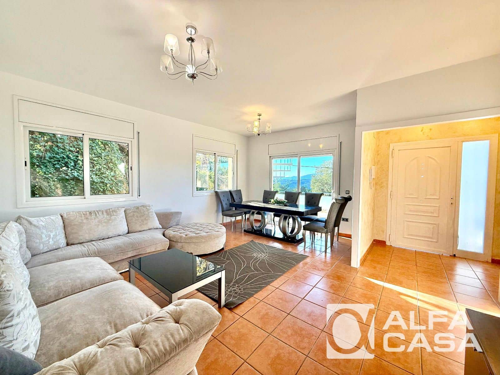 4 bedroom Villa for sale in Lloret de Mar with garage - € 299,000 (Ref: 9385832)