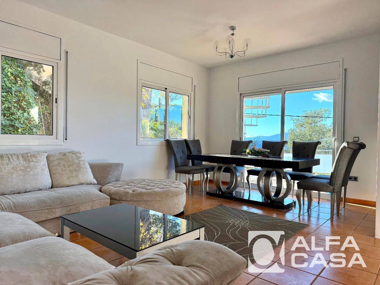 4 bedroom Villa for sale in Lloret de Mar with garage - € 299,000 (Ref: 9385832)