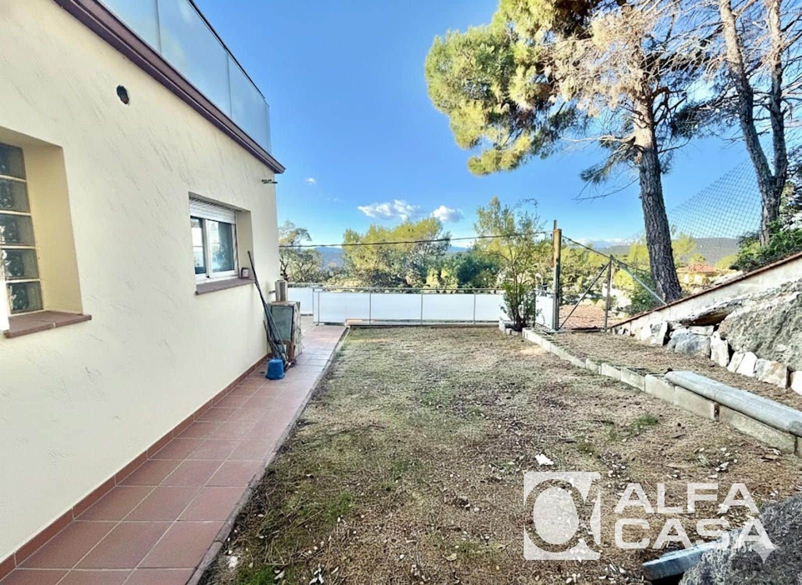 4 bedroom Villa for sale in Lloret de Mar with garage - € 299,000 (Ref: 9385832)