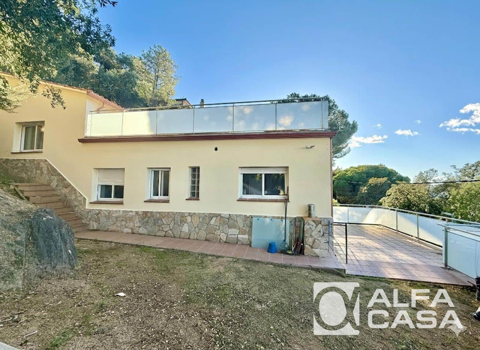 4 bedroom Villa for sale in Lloret de Mar with garage - € 299,000 (Ref: 9385832)