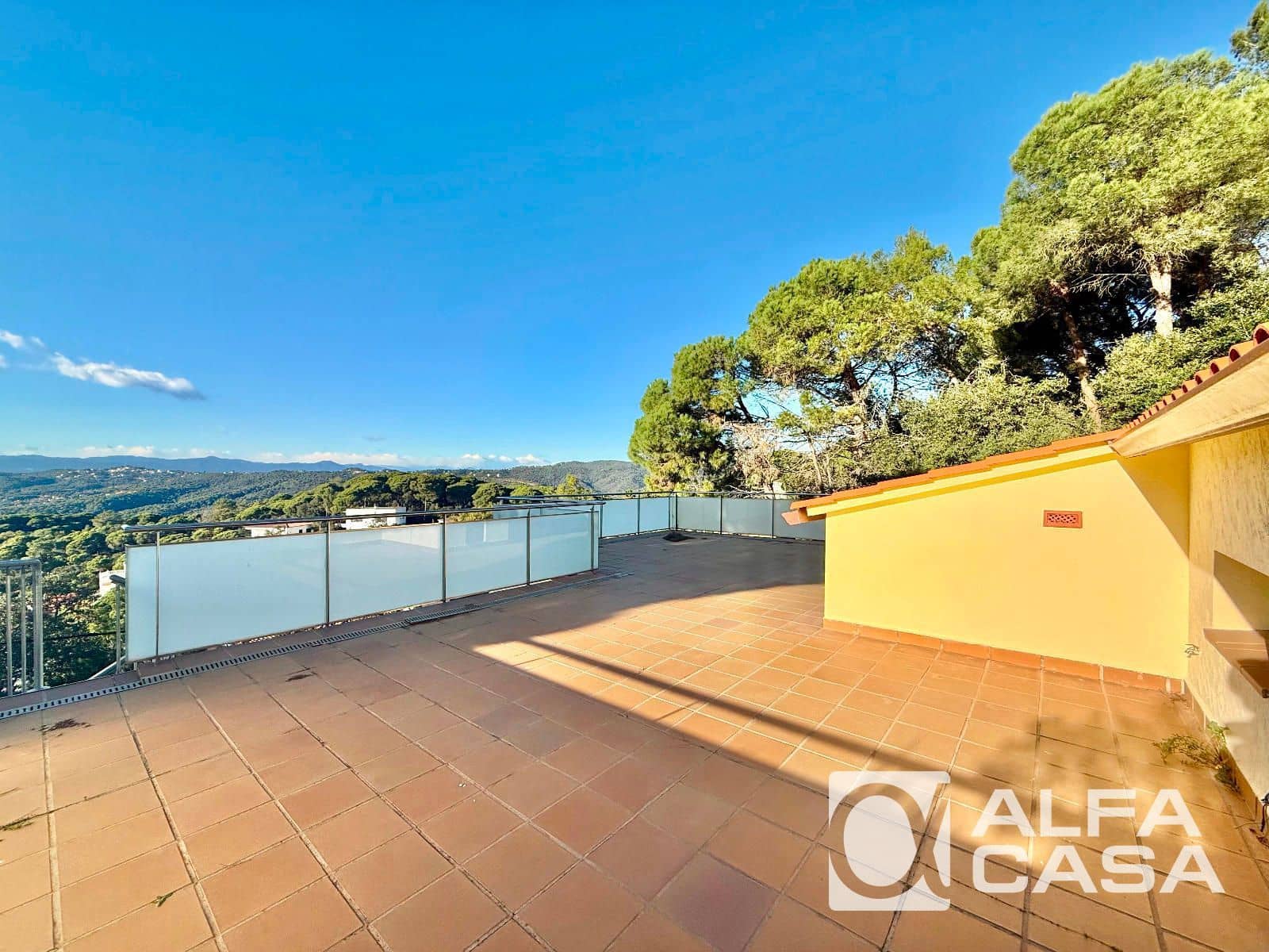 4 bedroom Villa for sale in Lloret de Mar with garage - € 299,000 (Ref: 9385832)