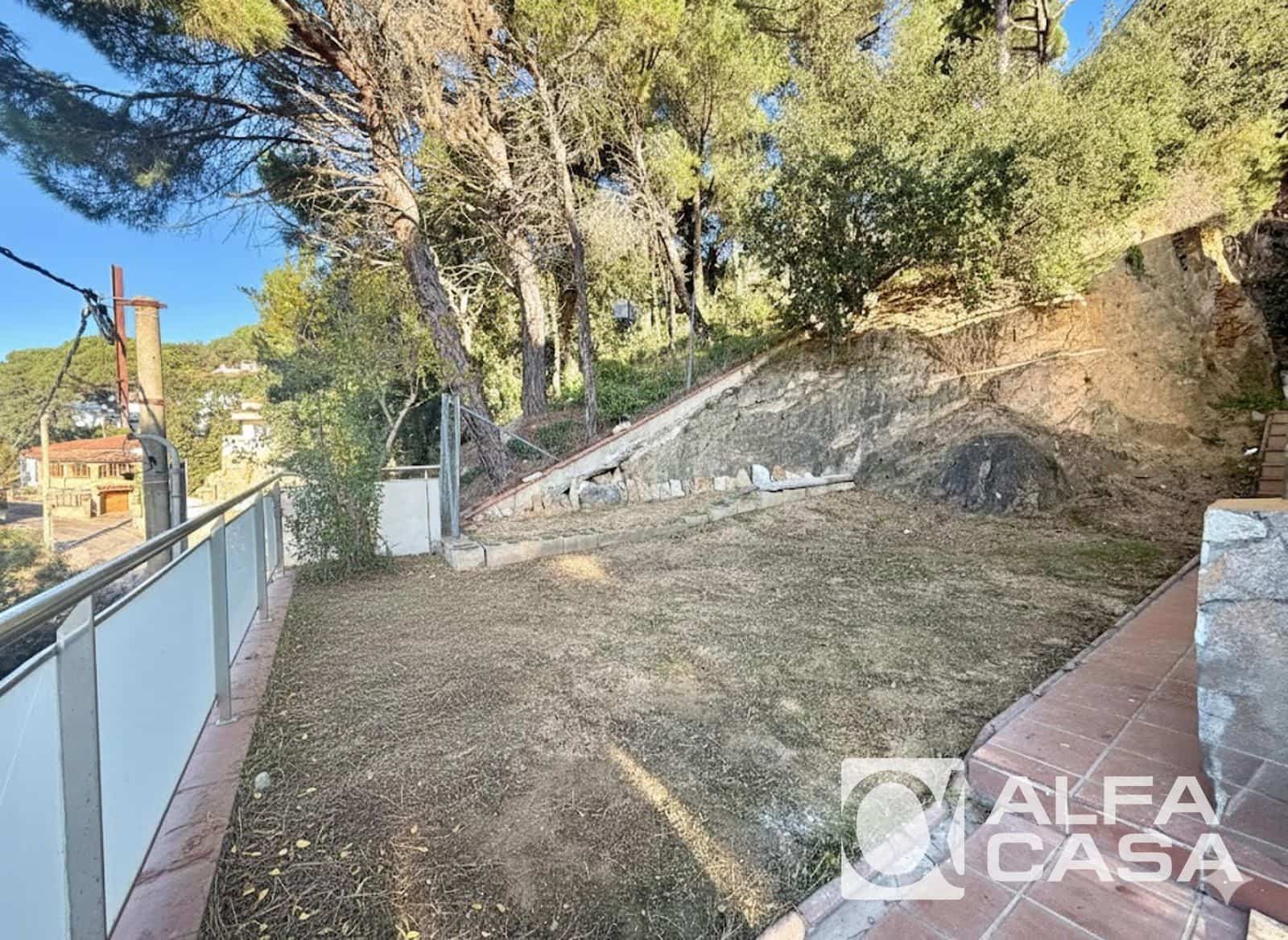 4 bedroom Villa for sale in Lloret de Mar with garage - € 299,000 (Ref: 9385832)