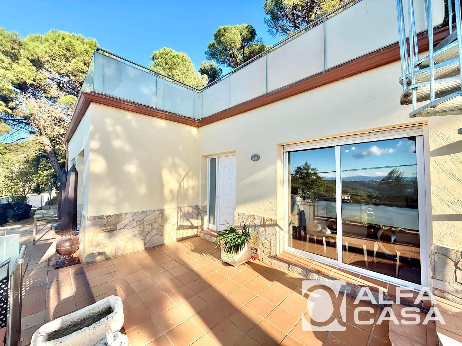 4 bedroom Villa for sale in Lloret de Mar with garage - € 299,000 (Ref: 9385832)