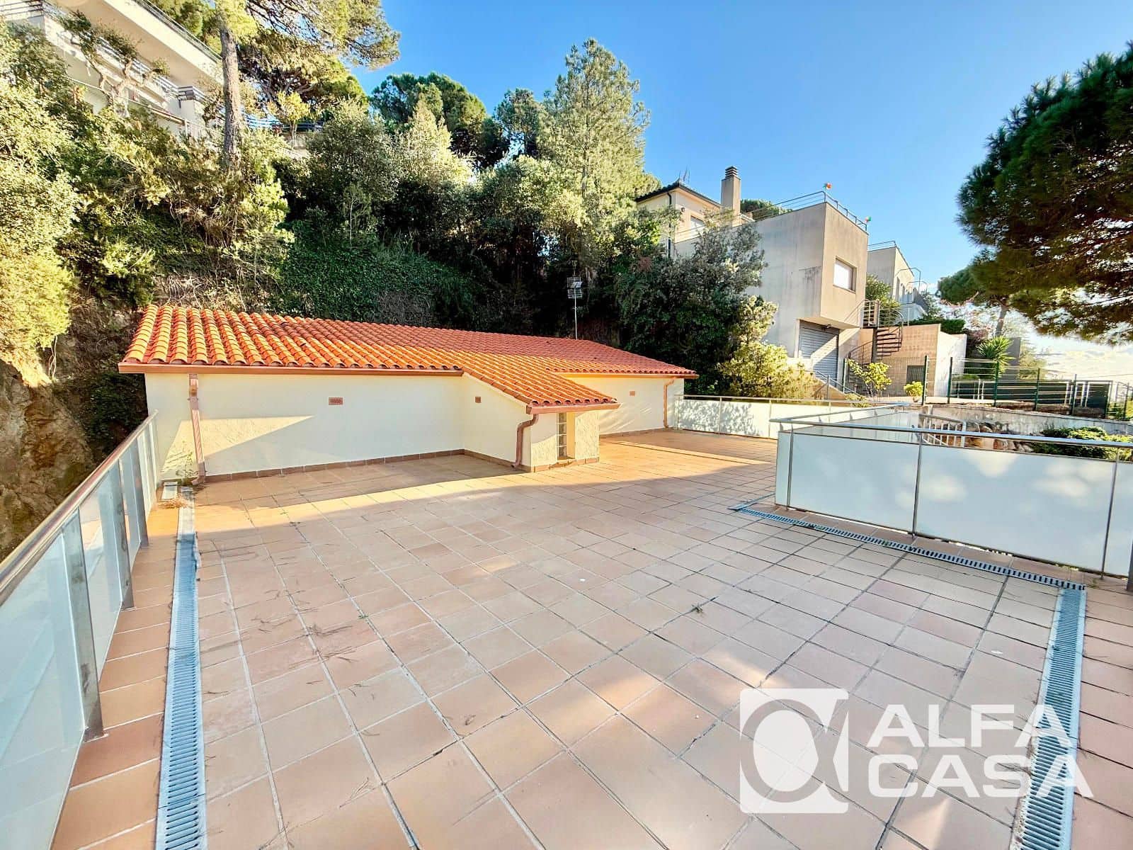 4 bedroom Villa for sale in Lloret de Mar with garage - € 299,000 (Ref: 9385832)