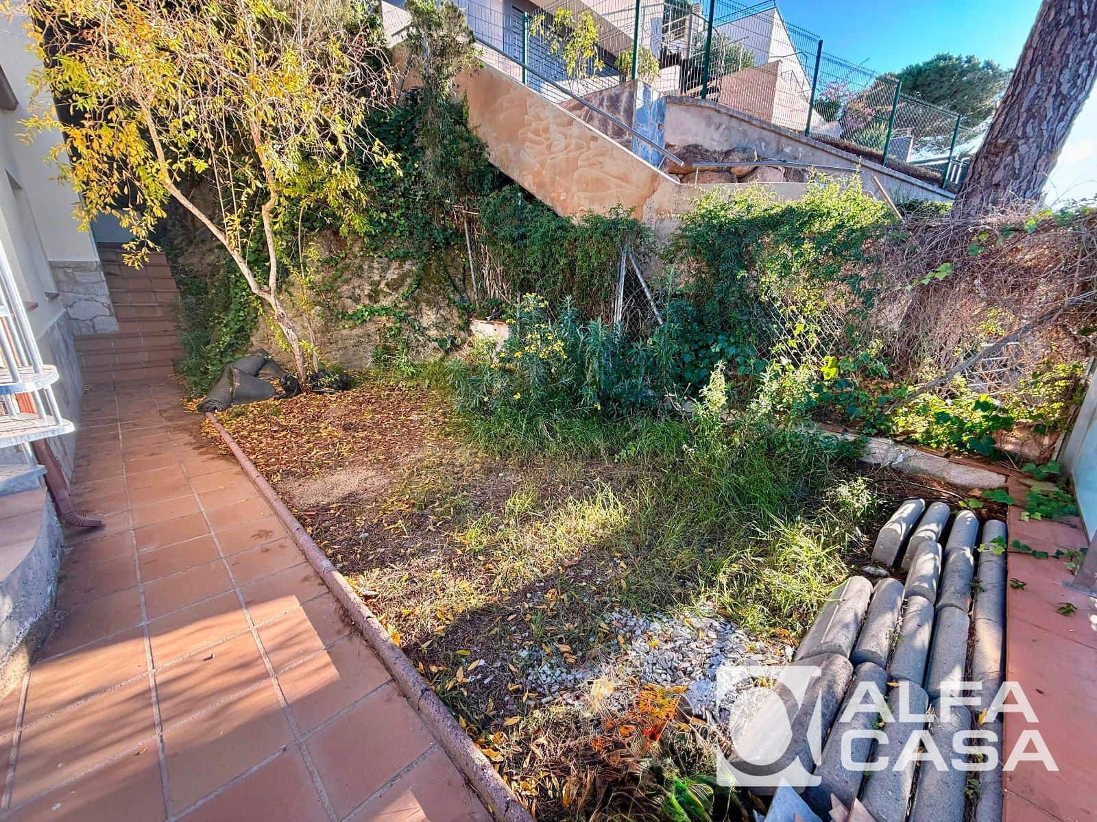 4 bedroom Villa for sale in Lloret de Mar with garage - € 299,000 (Ref: 9385832)