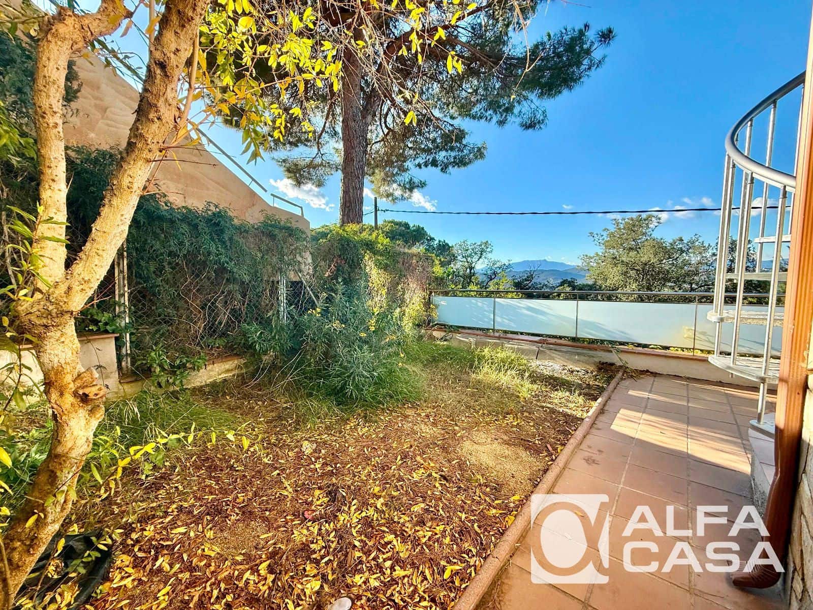 4 bedroom Villa for sale in Lloret de Mar with garage - € 299,000 (Ref: 9385832)
