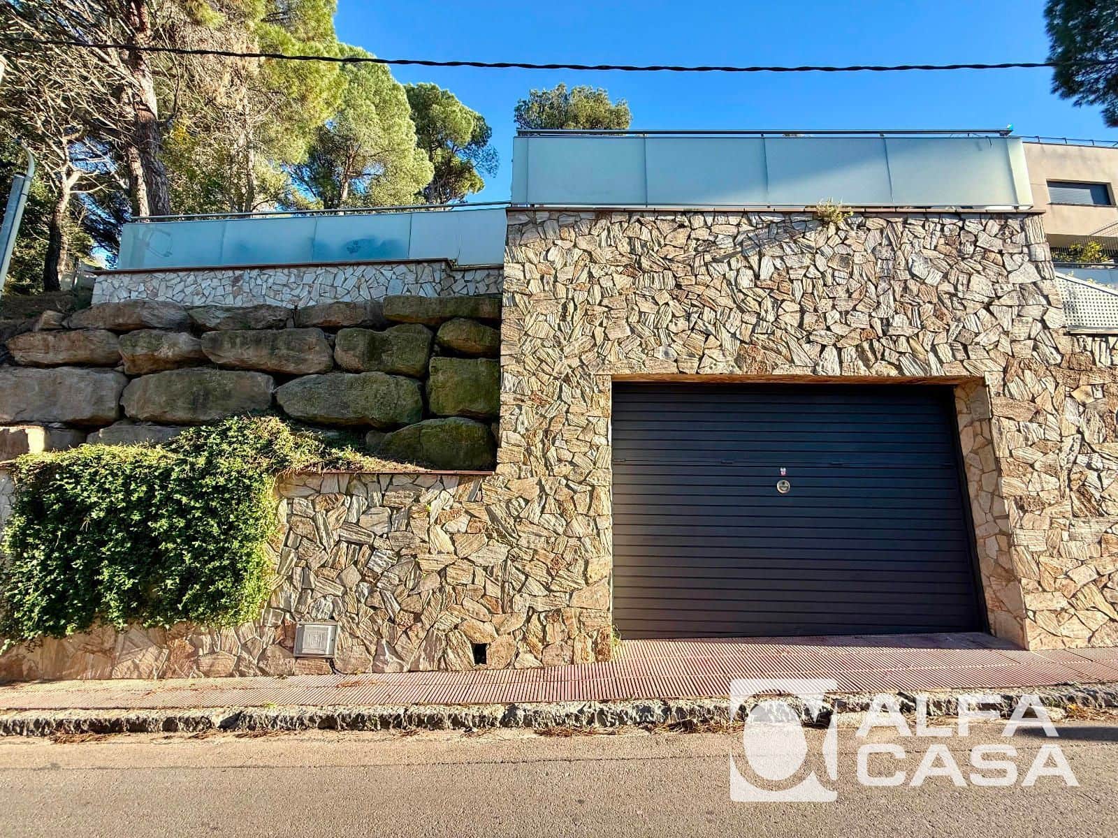 4 bedroom Villa for sale in Lloret de Mar with garage - € 299,000 (Ref: 9385832)