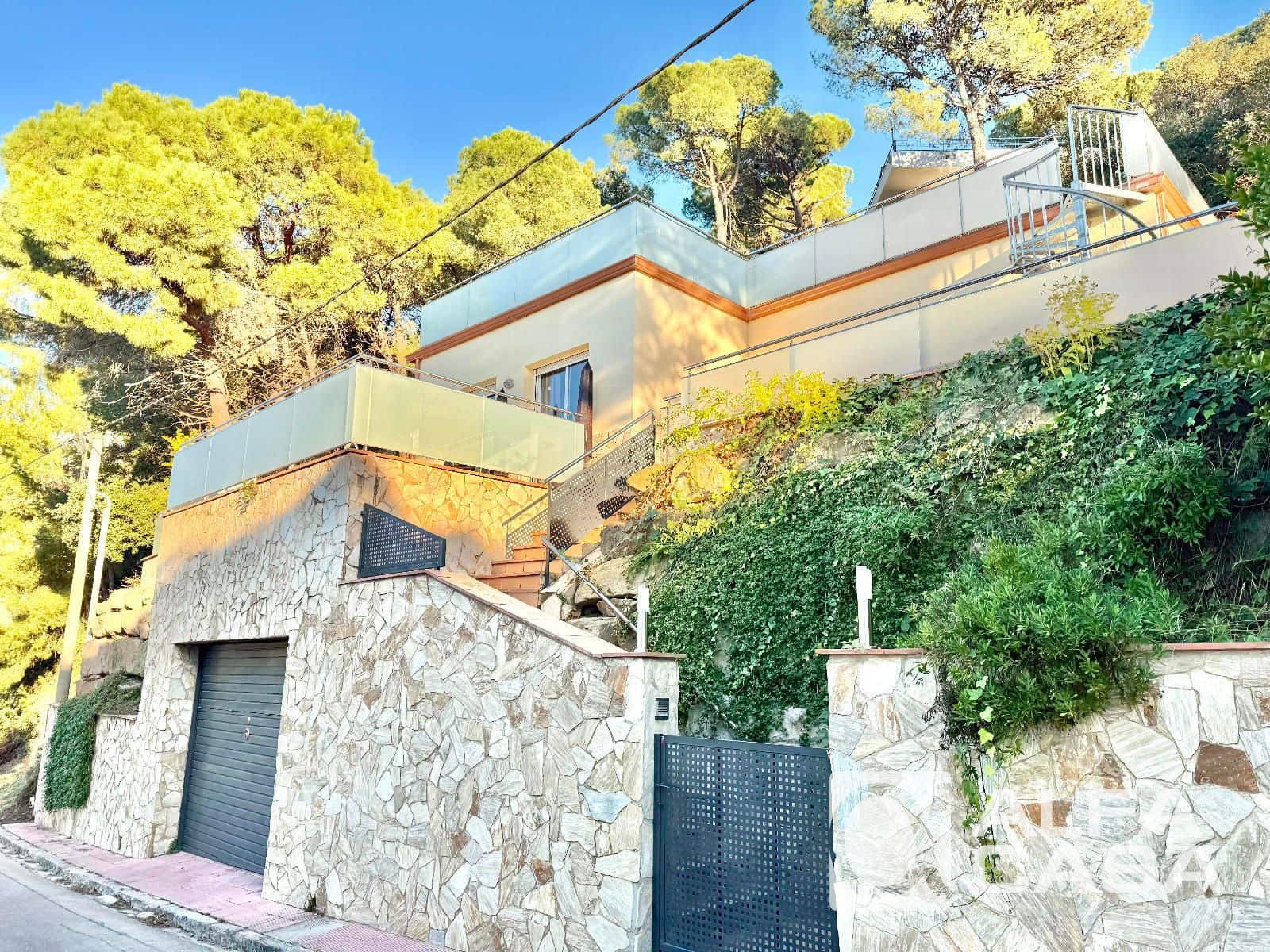 4 bedroom Villa for sale in Lloret de Mar with garage - € 299,000 (Ref: 9385832)