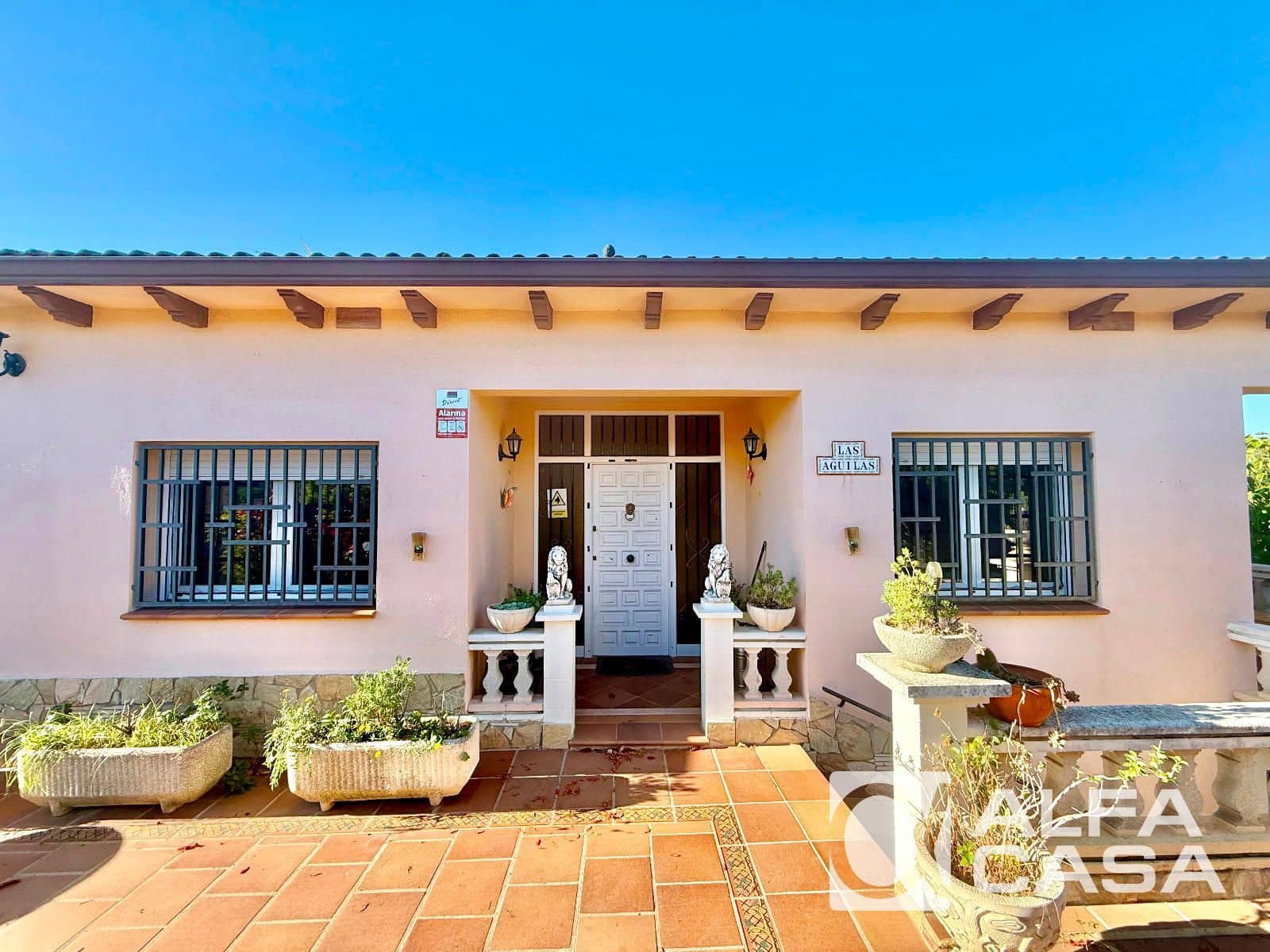 6 bedroom Villa for sale in Lloret de Mar - € 335,000 (Ref: 9385838)