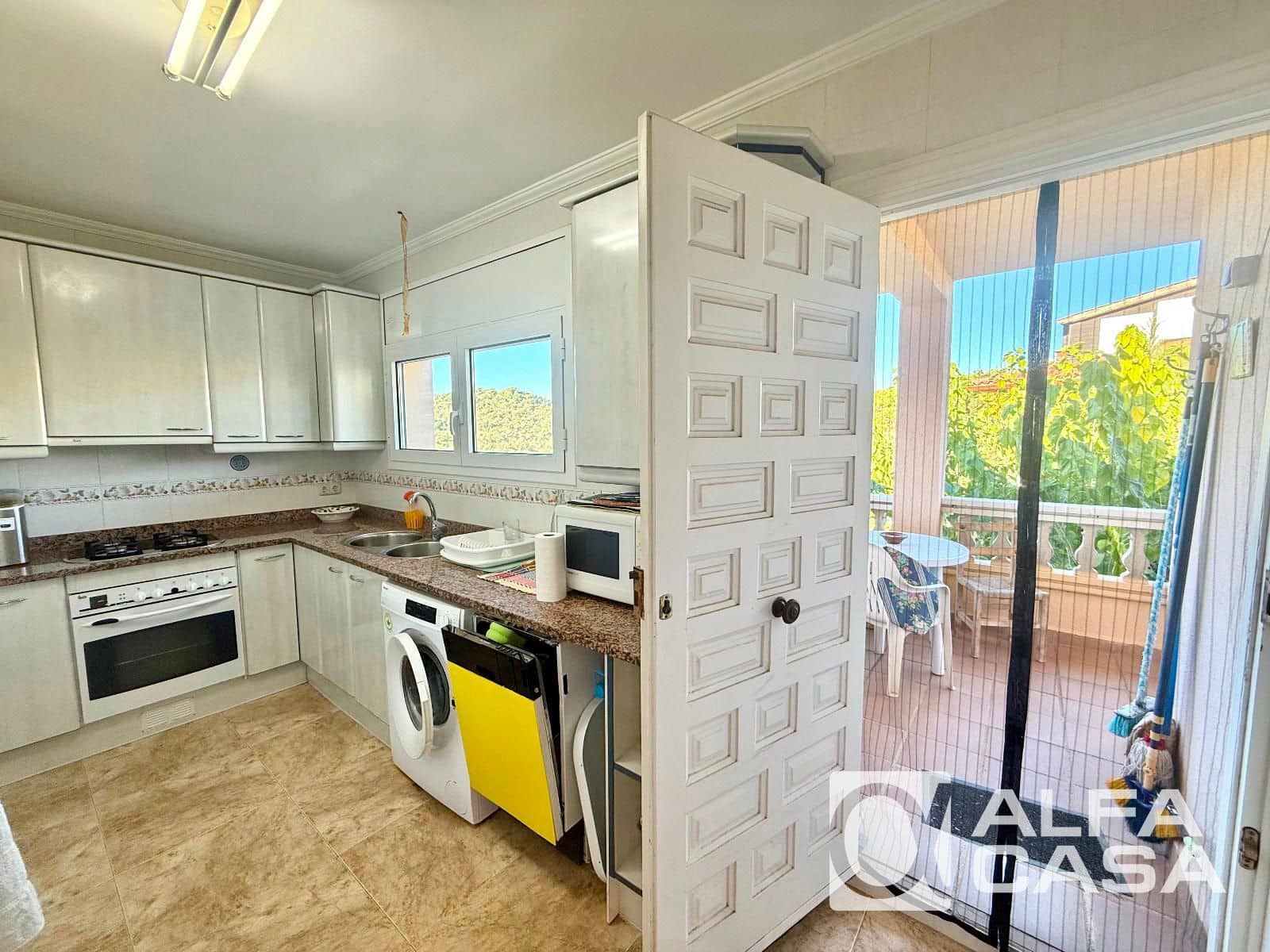 6 bedroom Villa for sale in Lloret de Mar - € 335,000 (Ref: 9385838)